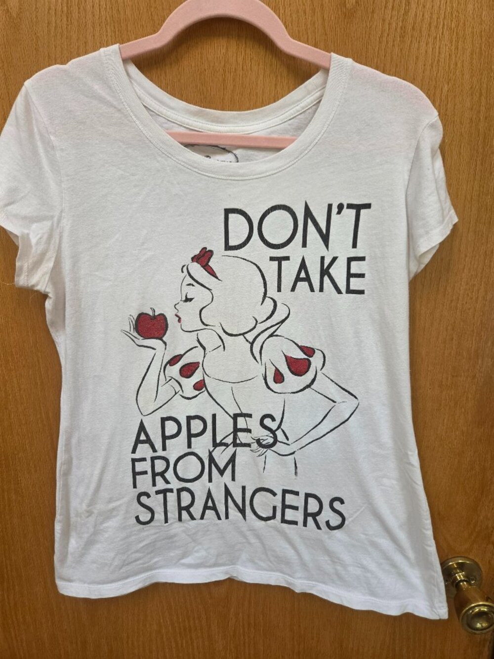 DISNEYT-SHIRT DONT TAKE APPLES FROM STRANGERS GRAPHIC FROM SNOW WHITE